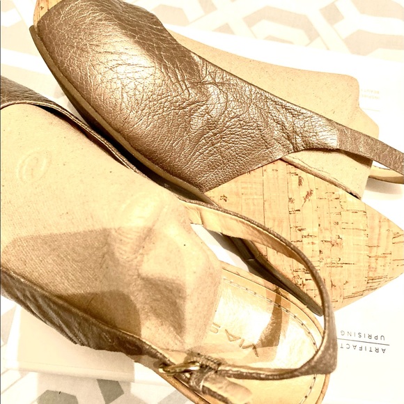 VIA SPIGA Crinkled Gold Leather Wedge Slingbacks - Picture 9 of 12